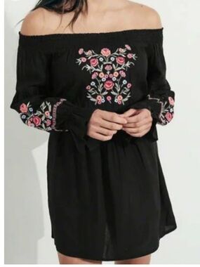 HOLLISTER Black Floral Embroidered Off-the-Shoulder Mini Dress Boho Size Small